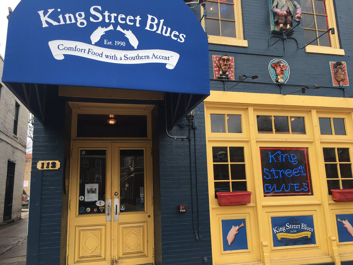 lisahfitz's tweet photo. Having lunch - #KingStreetBlues thank you for helping to #findducky - cats rule #extraordinaryalx - neighbor love. https://t.co/MOwgaocyR7