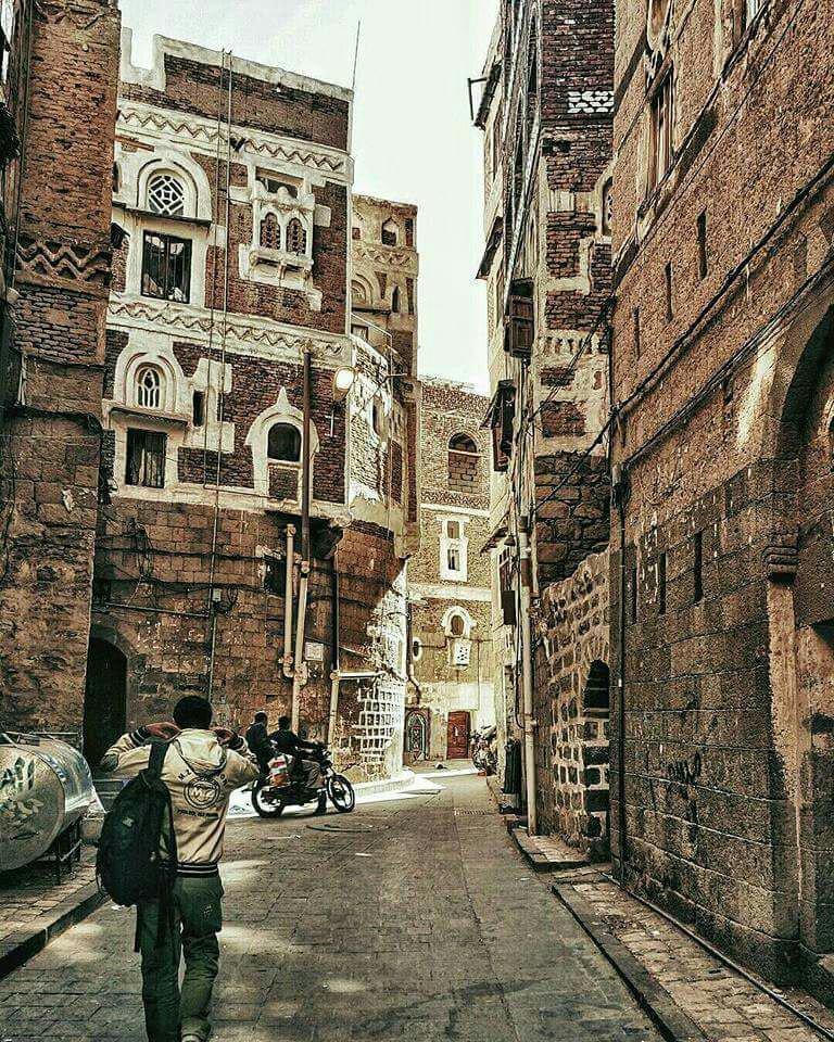 إسجنوني في ( أزقتها ) ............

 .......... وأحكموا علي ( بالمؤبد )

#صنعاء