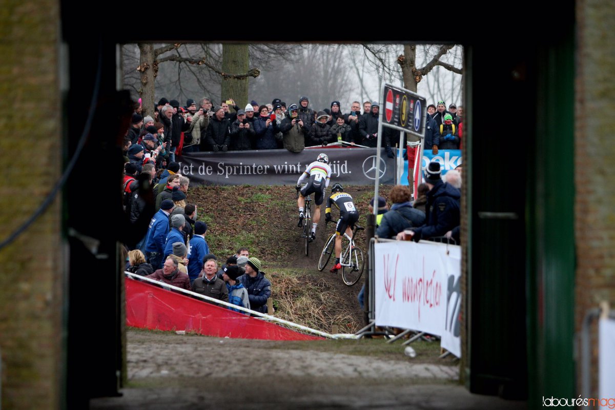 Retour en photos sur le plus beau cyclo-cross de la saison, le #Vestingcross : bit.ly/2kl4Q9p. #Hulst