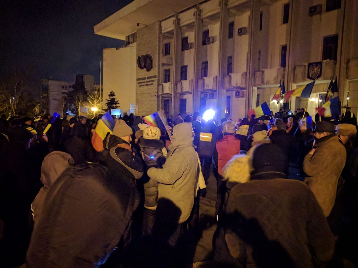 RFboris's tweet photo. "Mazăre și Nicușor în același dormitor!" #Constanta #protestRomania https://t.co/KOIICd3oTY