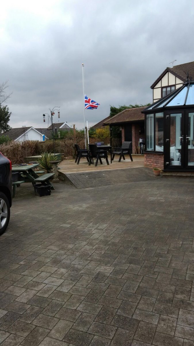 TheJamieMac's tweet photo. My uncle got drunk last 6 nations &amp; bought flagpole/WAL flag 4 his garden
Today he flew this @ 1/2 mast for my dad❤️ https://t.co/rqdx2AoIhE