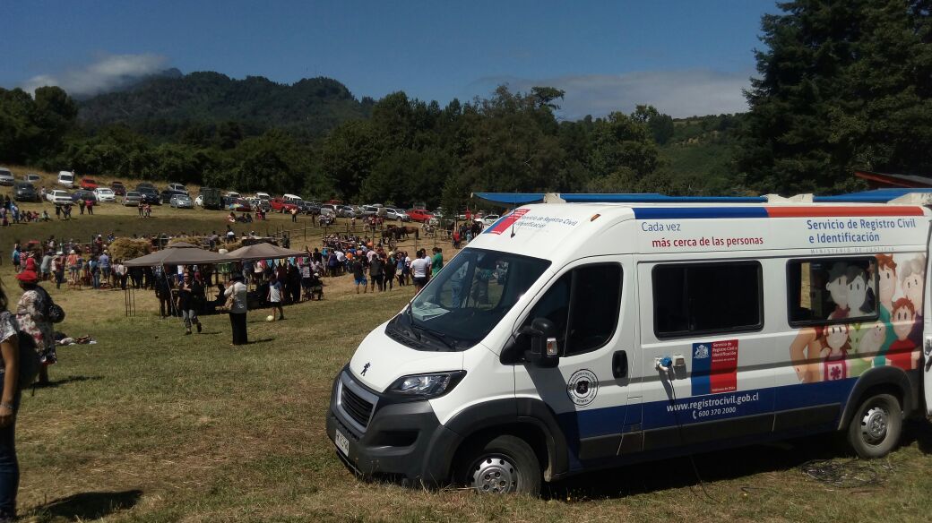 Oscar_Garrido_'s tweet photo. @RegCivil_Chile de los Ríos, atendiendo a los visitantes de la trilla a caballo suelto de #illahuapi #ranco https://t.co/gae661Ezii