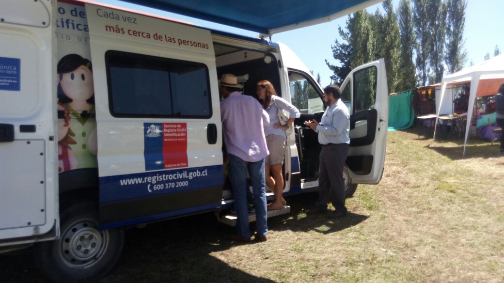 Oscar_Garrido_'s tweet photo. @RegCivil_Chile de los Ríos, atendiendo a los visitantes de la trilla a caballo suelto de #illahuapi #ranco https://t.co/gae661Ezii