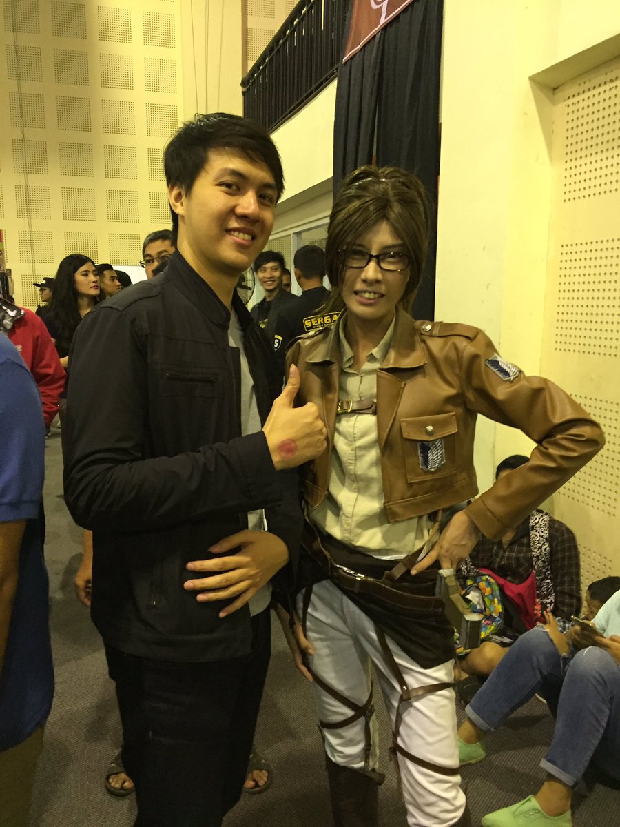 Xire11's tweet photo. with Hange Zoe - Shingeki no kyojin @JakToysFair https://t.co/pHzwIPF9QQ