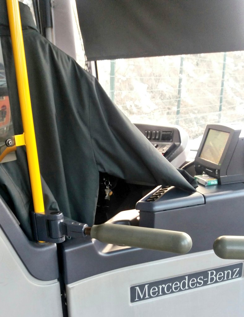 SillesBus's tweet photo. Sonntag, die Omas die zu viel Zeit haben fahren wieder Runden. Ich lass mir keine Stunde beim arbeiten auf die Pfoten gucken. https://t.co/oFaJaRCt20