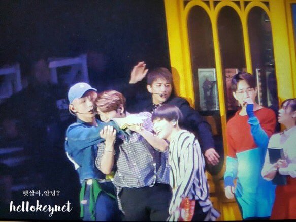 Jongkeyrev's tweet photo. " jjong bites me a lot "
- key https://t.co/TdDfEf3drQ