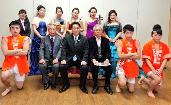 Twitter 上的 佐久市長 柳田清二 拡散希望 望月高校応援コンサート 380人の大盛況 望月に暮らす演奏家の皆様と望月高校生徒による和太鼓演奏 同窓会長さんや区長会長さんを中心に町中の主だった皆さんが受付や舞台演出に協力 感謝です 校長先生の作った