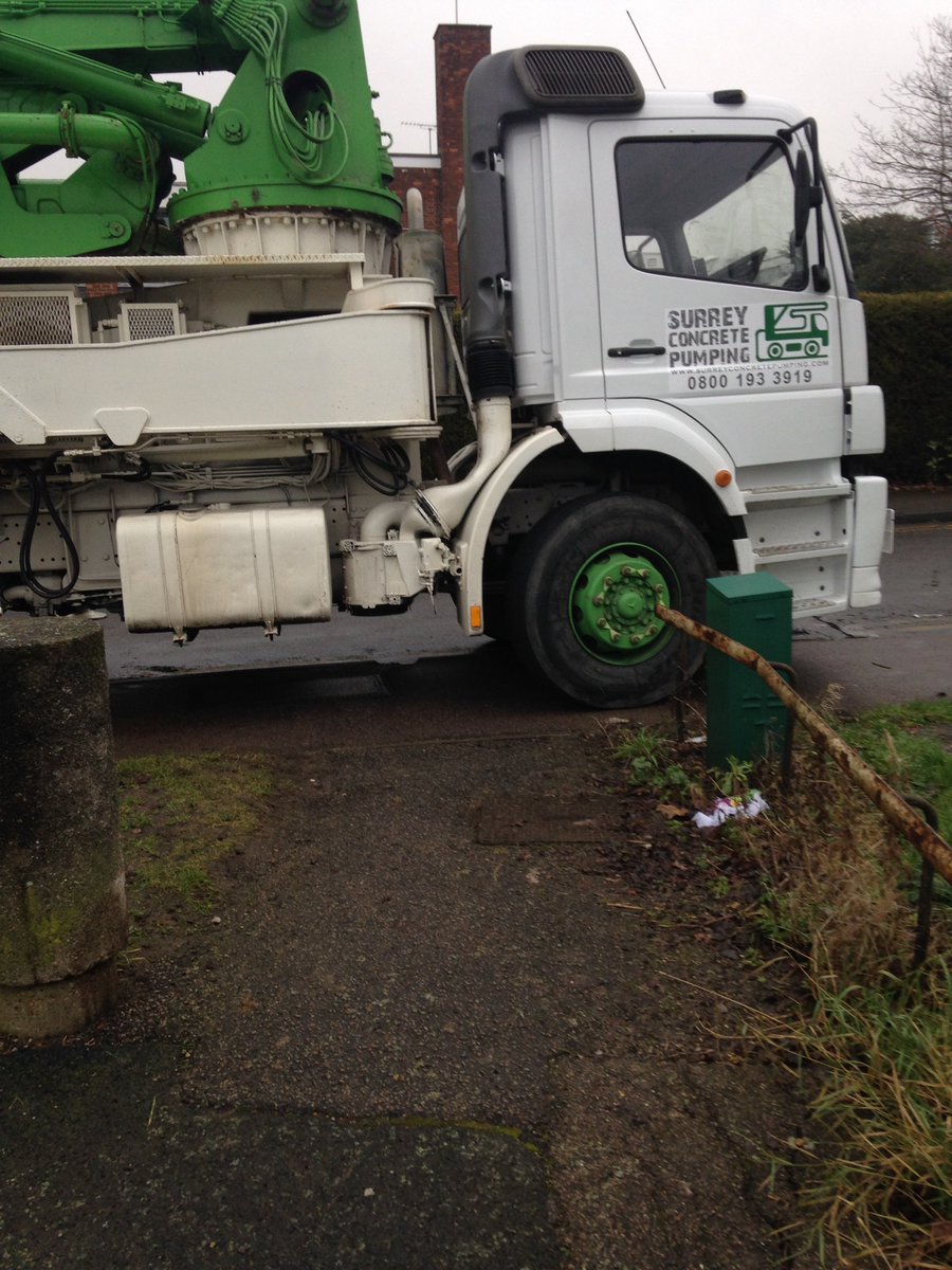 LattonCommonRA's tweet photo. #idiotparking no pushcairs etc can get through here. Parked by Priory Court and #ParkInn  #Harlow.  #parkingfail https://t.co/wHLMjSYAbx