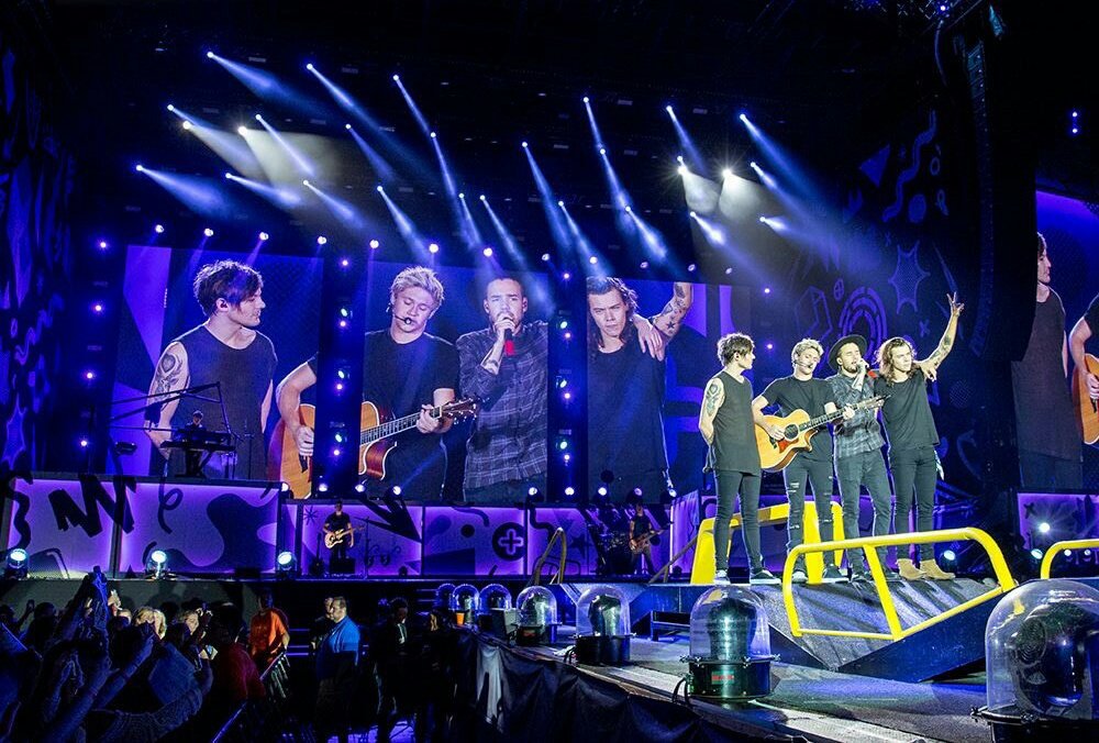 1DNourryam's tweet photo. #OneDirectionWeMissYou

Only half a blue sky
Kind of there but not quite
I'm walking round with just one shoe
I'm half a heart without you https://t.co/D3ZGebZ983