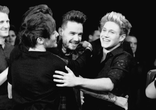 tiagoooaraujo's tweet photo. RT SE VOCÊ SENTE FALTA 
#OneDirectionWeMissYou https://t.co/ZrbrMdSj8s