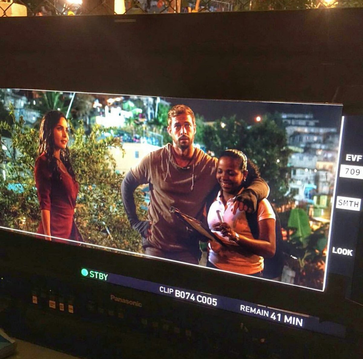AranaDelgado's tweet photo. RT helenm.pieraldi via#IG - #Pelicula #ElFantasmaDeMiNovia #DelanteDeCamara #Slate #EntreActores .... // @willylevy29 #WilliamLevy https://t.co/7BsMrbUUEe