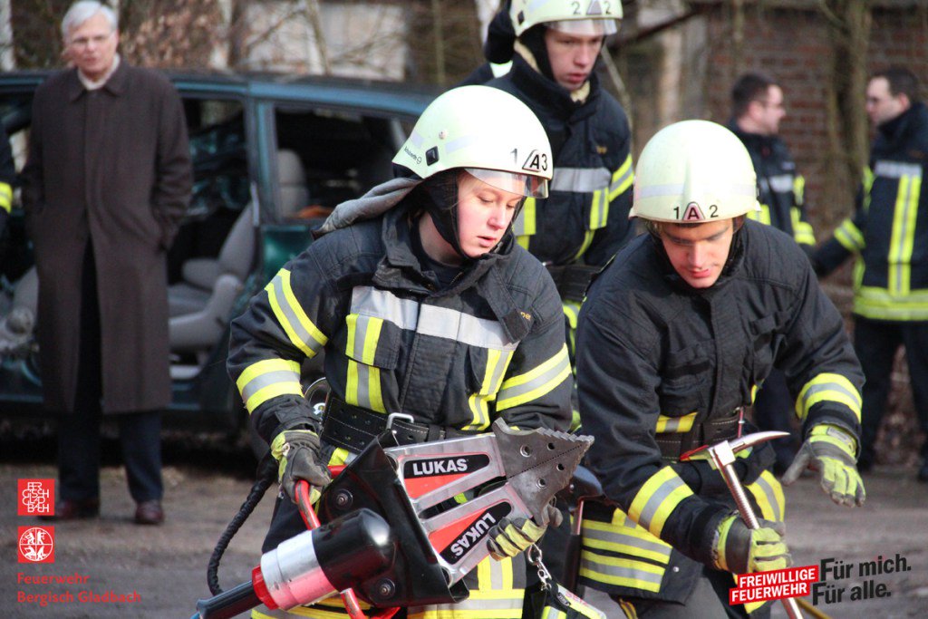 FeuerwehrGL's tweet photo. Grundausbildungslehrgänge 2017 der Feuerwehr Bergisch Gladbach endeten mit Prüfung – 13… https://t.co/LERl0XCr4V https://t.co/ErftIZ1O9H