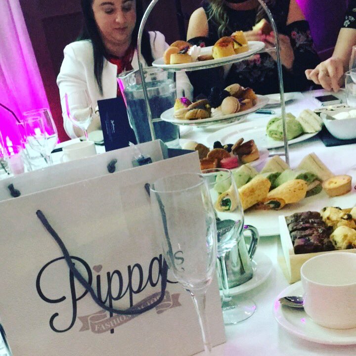 KerrieanneRyan's tweet photo. What Sundays should be made of - good company, treats, prosecco and a swag bag 🙌🏻😍🥂 #pippasfashionfactory  #downtime #treats #radisson https://t.co/Y0nOUOQC8U