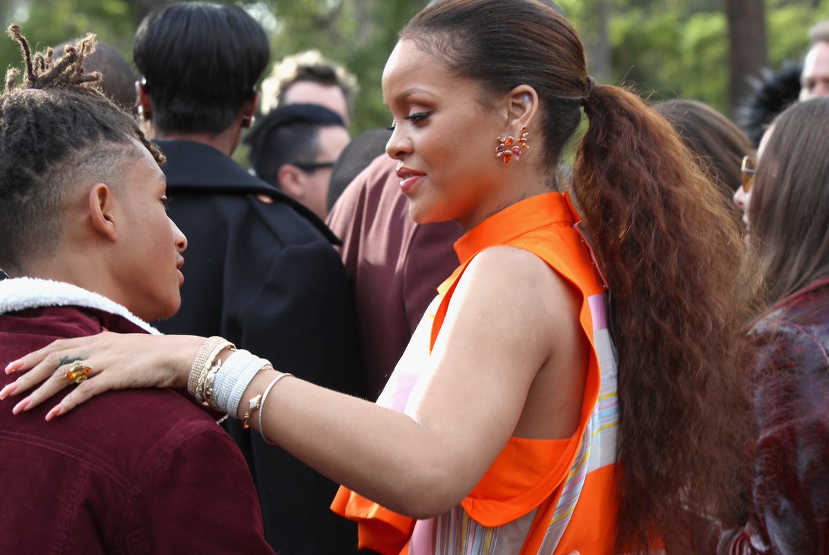 É do Brasil! <a href="/rihanna/">Rihanna</a> surge com brincos preciosos assinados por designer <a href="/Fernando__Jorge/">FERNANDO JORGE</a> migre.me/w2JOX