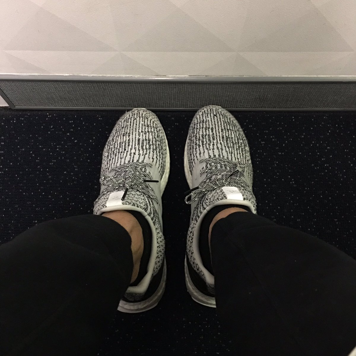 wex1200's tweet photo. #kicksonaplane ✈️✈️✈️ @adidasrunning #ultraboost ⚫️⚪️⚫️ #oreo https://t.co/xzX0LwTvJ5