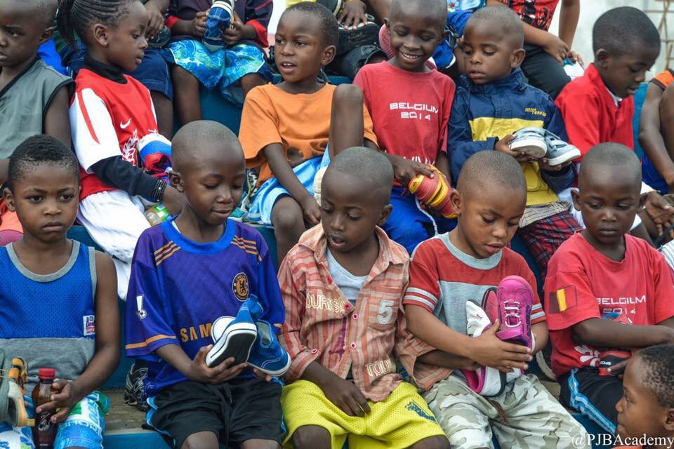 sals_shoes's tweet photo. #sneakersforgood #Laureus17 @LaureusSport #sportforgood https://t.co/4dIsoamuVF… 👣🏀👣🎾👣🏐👣🏈👣⚽️👣 https://t.co/9897ipFoDJ