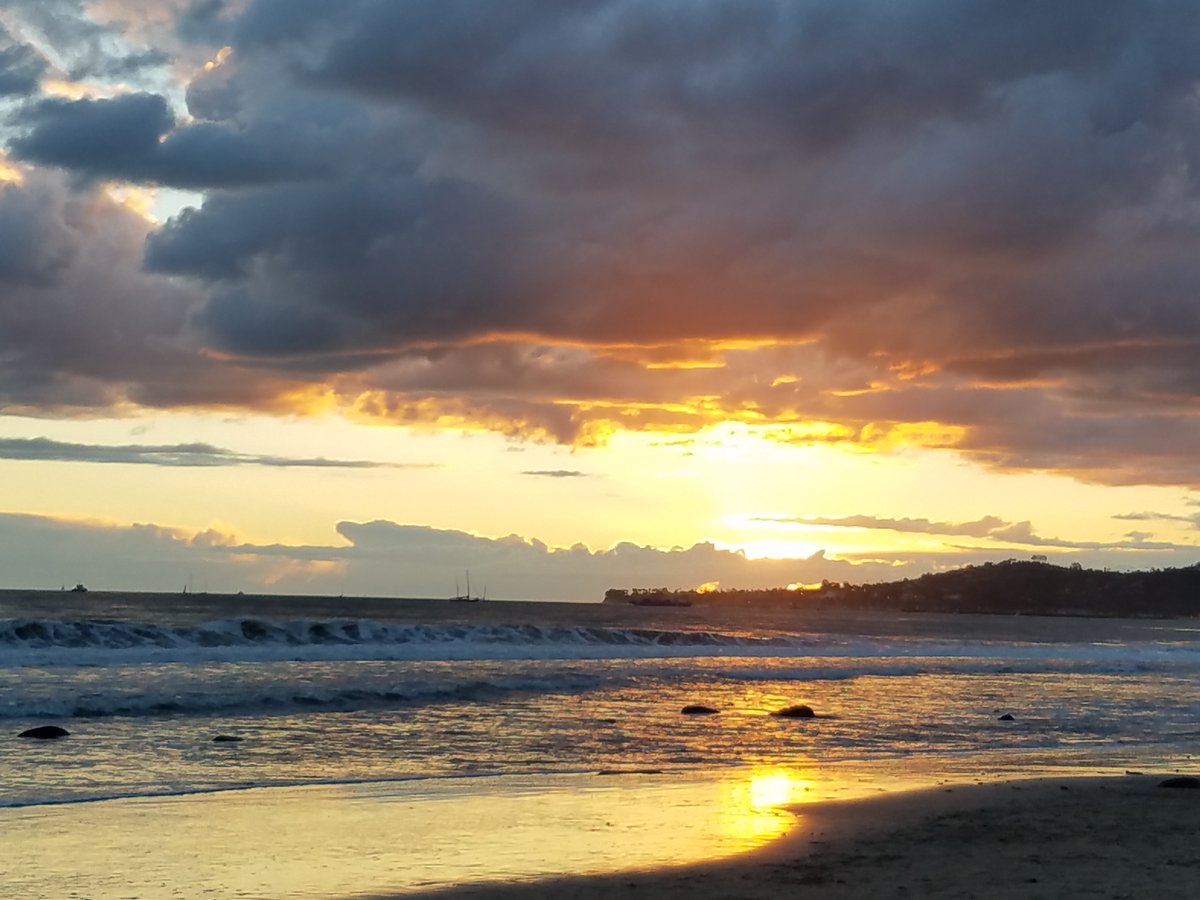 CyndyBartelli's tweet image. Kidnapped and dragged to Santa Barbara yesterday in time for this! #AwesomeCreator #UnforgettableFun