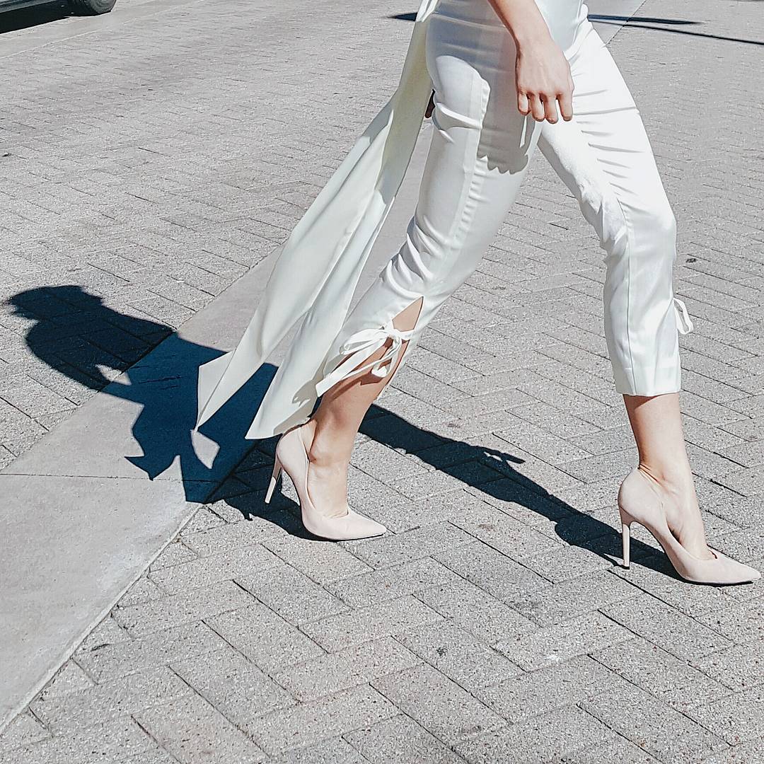 designerdanhta's tweet photo. Walking with a purpose. #DanhTa #SS17

#fashion #womenswear #pants #chic #modern #model #sunday #clothing https://t.co/mdLdTs5dqO