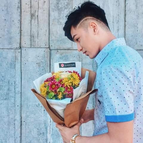 BadayosMark's tweet photo. If i had a flower for every time i thought of you,i would be picking flowers for a lifetime.#FlowerPauer #Goradify https://t.co/yhABUKP18u