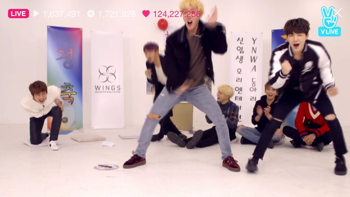 _stsnmbym321's tweet photo. ขอโทษนะคะ...พวกนาย เหมือนเด็กเลย!55555
#youneverwalkalone https://t.co/GAtDUSh3Lx