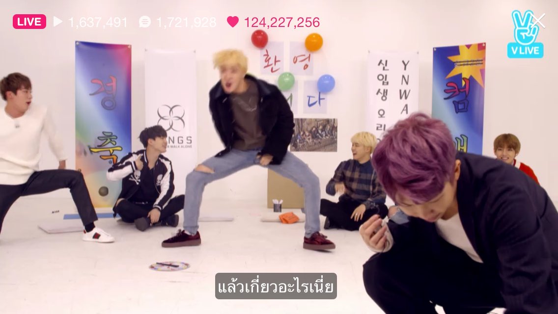 _stsnmbym321's tweet photo. นี่พวกนายอายุเท่าไหร่กันแล้ว พี่จินคะ....โฮปคะ...5555 #youneverwalkalone https://t.co/YTeJpNZlN4