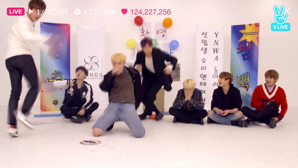 _stsnmbym321's tweet photo. นี่พวกนายอายุเท่าไหร่กันแล้ว พี่จินคะ....โฮปคะ...5555 #youneverwalkalone https://t.co/YTeJpNZlN4