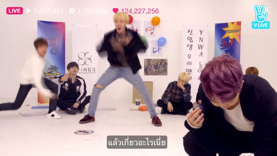 _stsnmbym321's tweet photo. นี่พวกนายอายุเท่าไหร่กันแล้ว พี่จินคะ....โฮปคะ...5555 #youneverwalkalone https://t.co/YTeJpNZlN4