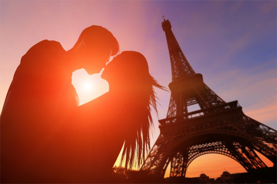 City_Packer's tweet photo. Lame picture right? Here's how to survive Valentines Day in Paris 😜. Thx @TheLocalFrance! #learnfrench #parisianlife https://t.co/oKPnbomHDQ https://t.co/5pfFQ5BeeI