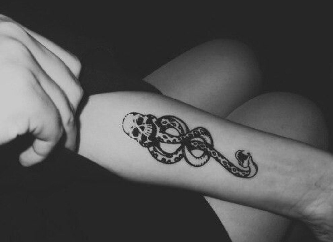 [Rol con <a href="/hermionesuits/">Hermione</a>] Lugar: Hogsmeade.
— Corre sangre sucia, corre. — (Pt. II)
#Pottertty