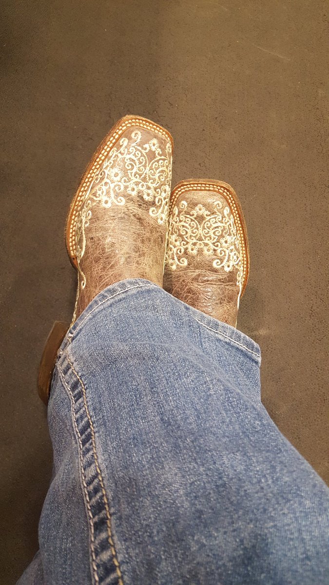 kristen_lee84's tweet photo. A little bit Country #littlebitrocknroll https://t.co/A6FxdEbx4O