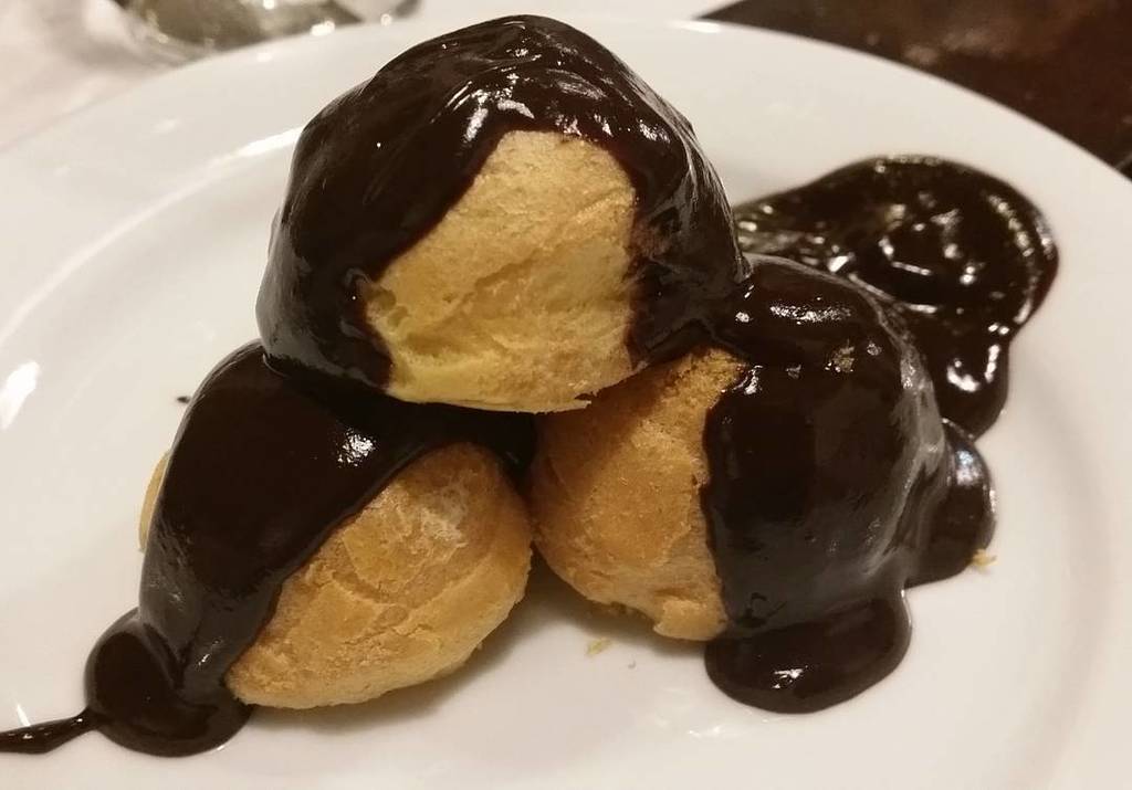 jordibeumala's tweet photo. Felices postretes de diumenge!!! #profiterols #gastroigers #dolços #bonprofit #foodiemdr https://t.co/cLrlQFffUV