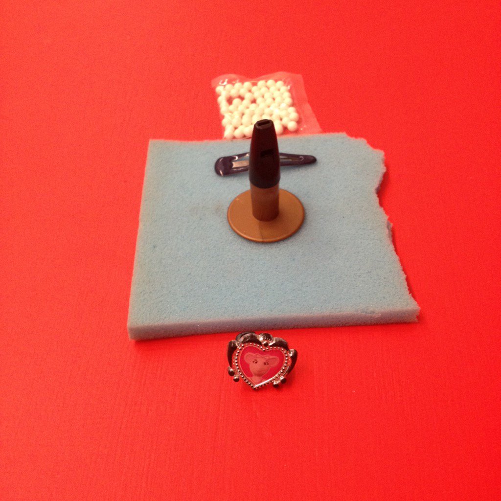 ania_bas's tweet photo. Contents of our pockets organised by fear from the most dangerous to the harmless #emptyplinth #tatefamilies https://t.co/fMrs0PU0ab