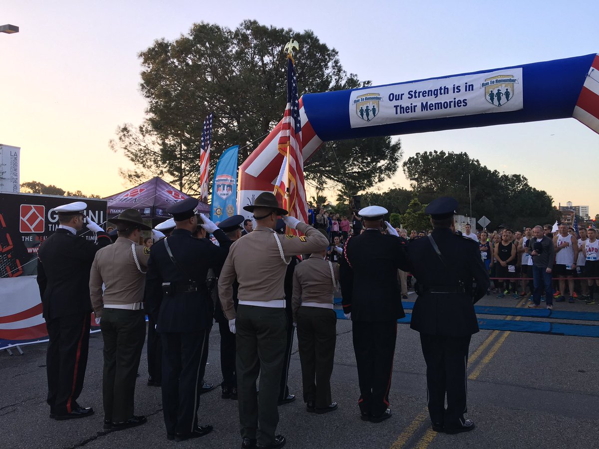 LASDHQ's tweet image. Kicking off the #RunToRememberLA with @LACoSheriff &amp;amp; Dep. Jenna Nunez, who&apos;s running in full #LASD uniform. Good luck to all runners!