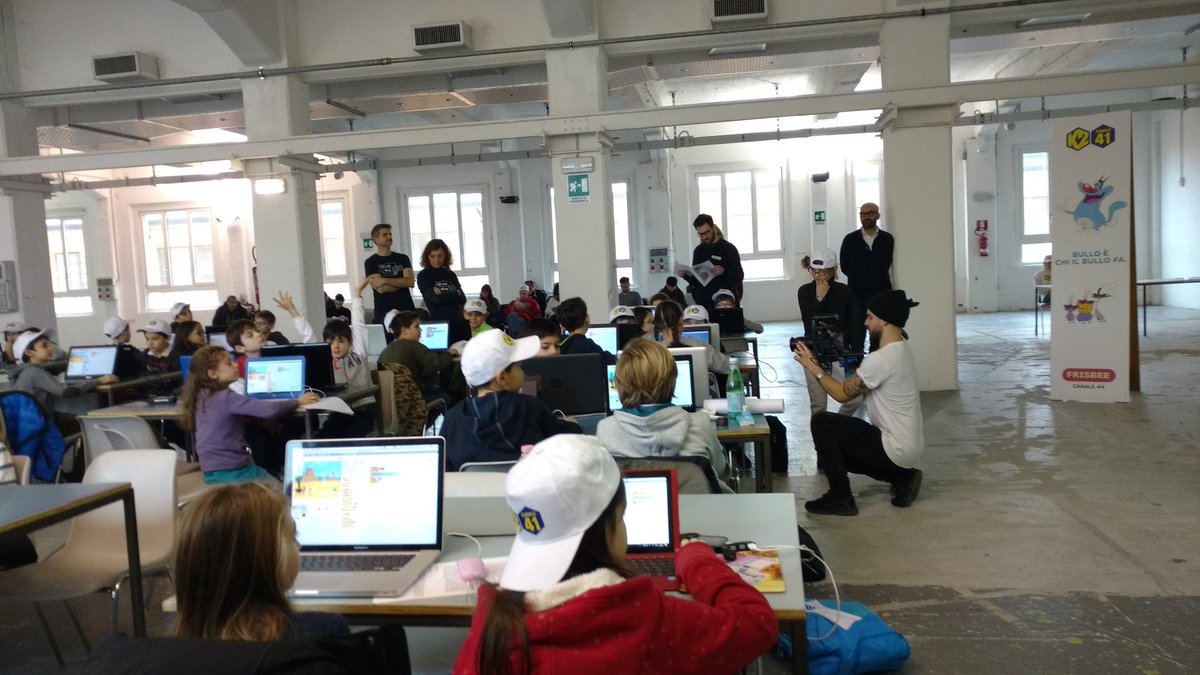 CoderDojoMi's tweet photo. Oggi al super #coderdojo contro il #bullismo c'è persino la televisione!!! @CoderDojoMi  @DiscoveryItalia https://t.co/WeVJbCafED