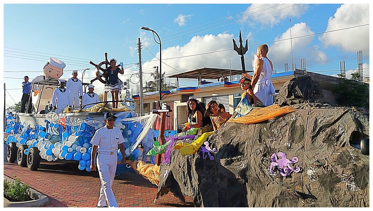 #DesfilePtoAyora  Participación d la Capitanía d Pto Ayora en el Desfile d Carros Alegóricos con su candidata x las fiestas d cantonizacion.