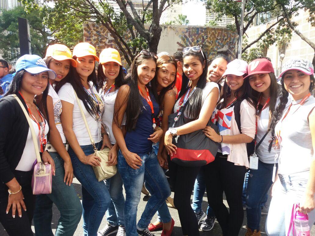 conviasa_ve's tweet photo. Juventud de @LAConviasa  demuestra su amor a Venezuela. Constructores de la Patria Grande! @mpptop #Marcha12F https://t.co/p7vahRh31z