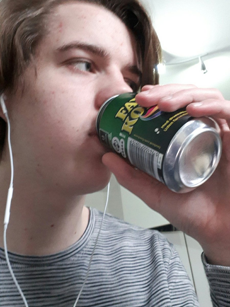 DHvorvarp's tweet photo. Så drak man sku lige kondi vand #TwitterBanden #Snullerne #FaxeKondi https://t.co/lljsGDaIul
