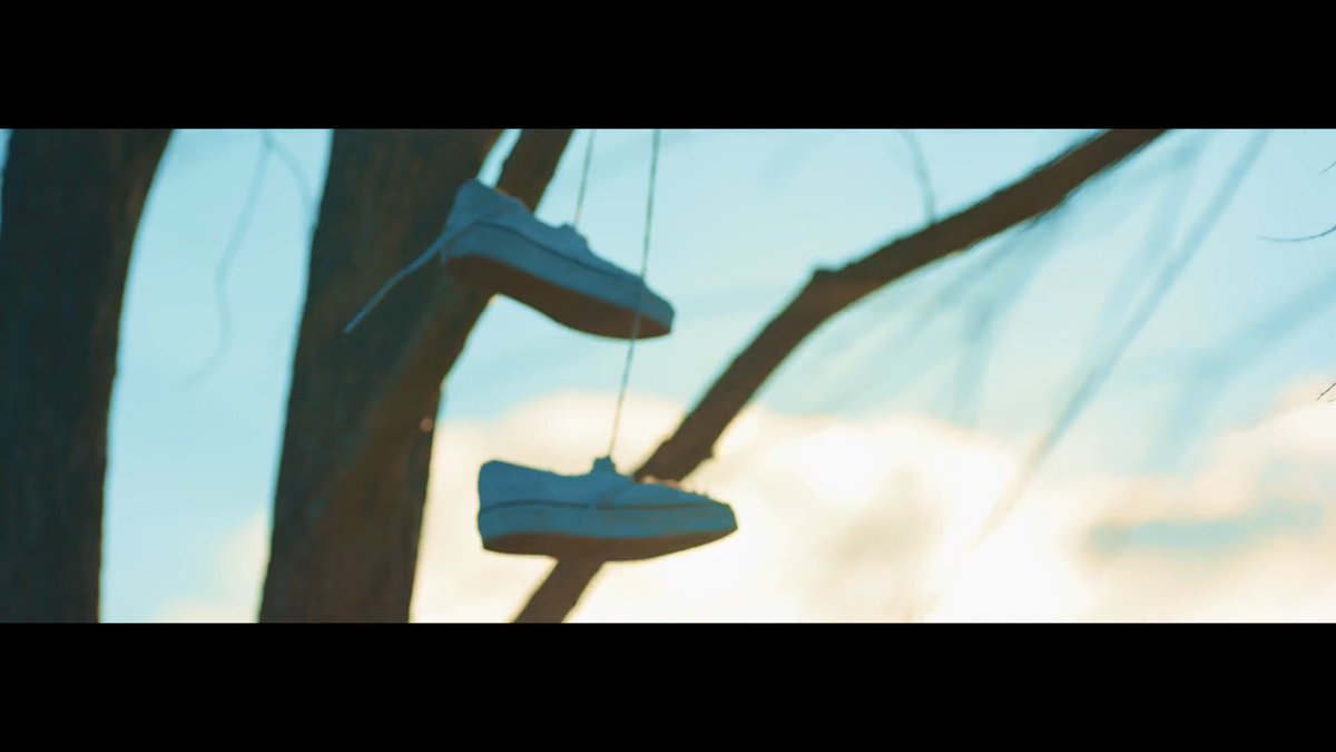 bts97_bigbang's tweet photo. FOR YOU の時の靴に見えたのは私だけですか？ https://t.co/DrwszjBnRU