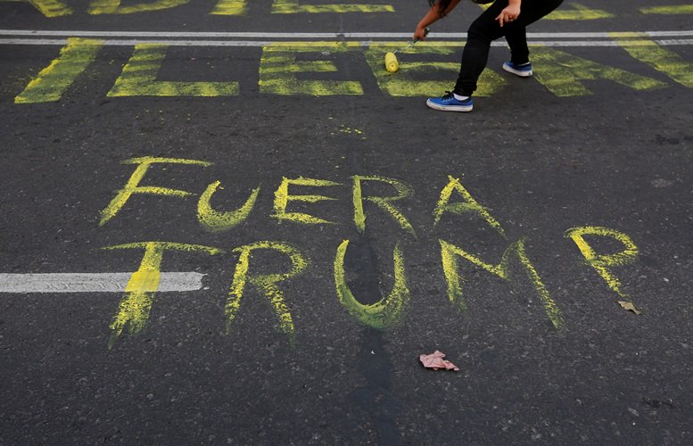 ActualidadRT's tweet photo. La gran marcha que iba a unir a los mexicanos contra Trump, dividida ahora por Peña Nieto https://t.co/0BUmaabta4 #Vibramx https://t.co/yBqkox5bKr