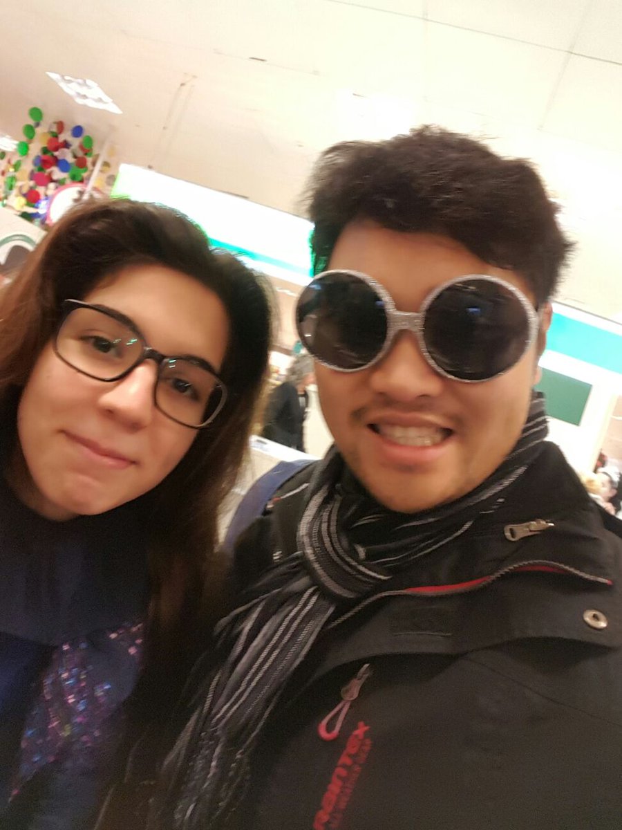 kalp0124's tweet photo. carnival means looking even weirder than normal @VQAsia10 https://t.co/XdSO6lU1Z4