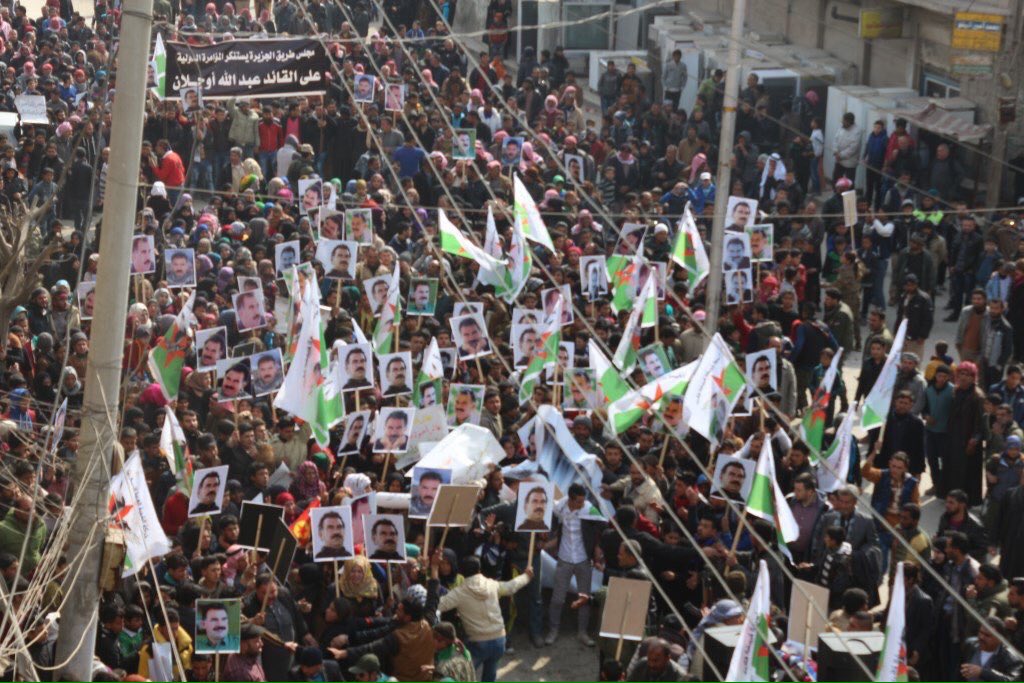 KNachrichten's tweet photo. Tausende Menschen haben in #Manbij für die Freiheit von #Öcalan demonstriert. Die Stadt Manbij wurde August letzten Jahres vom IS befreit. https://t.co/MVCCPuj37d