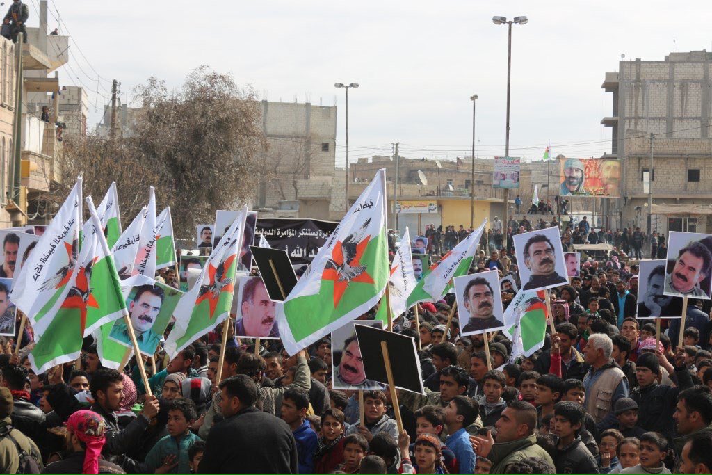 Tausende Menschen haben in #Manbij für die Freiheit von #Öcalan demonstriert. Die Stadt Manbij wurde August letzten Jahres vom IS befreit.