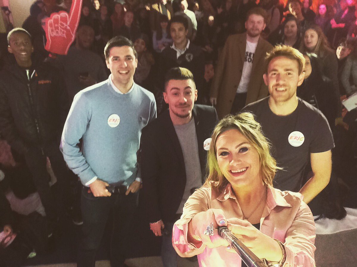 jodiepresents's tweet image. When @eric_festival puts you on selfie duties 👀😂📸🎙🎥✨ Amazing vibes this morning just before our panel ☺️🙏🏻🎙#Presenter #livehost #panelhost 💫