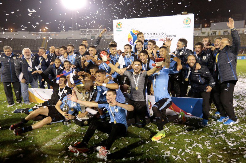 ovacionuy's tweet photo. #SudamericanoSub20 | Luego de 36 años, Uruguay volvió a gritar campeón en Quito. VIDEO: ►https://t.co/WyEPhzqhRI◄ https://t.co/e5QwMiEudH