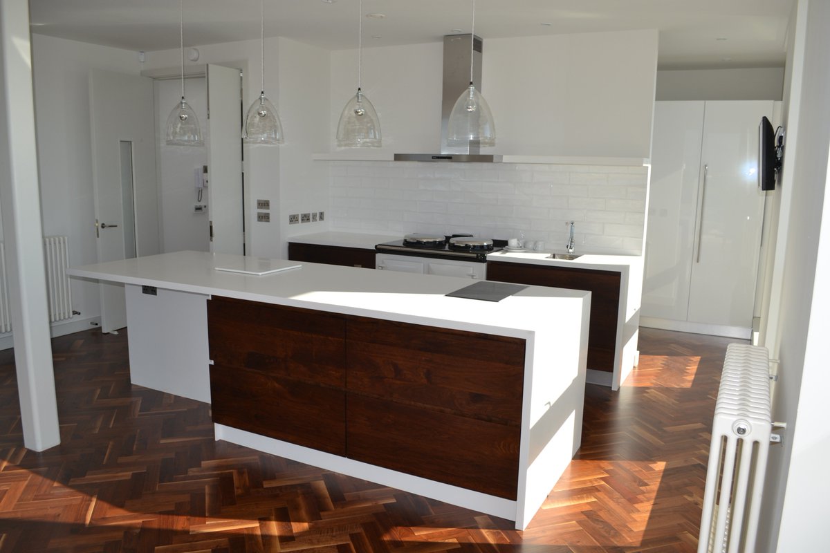 Cabinet_Company's tweet photo. Luxury Living in Clontarf #bespokekitchen #aga #corian #solidwalnut #kitchendesign #handmadeinwood #photosofourownwork https://t.co/kKAmeQVloo