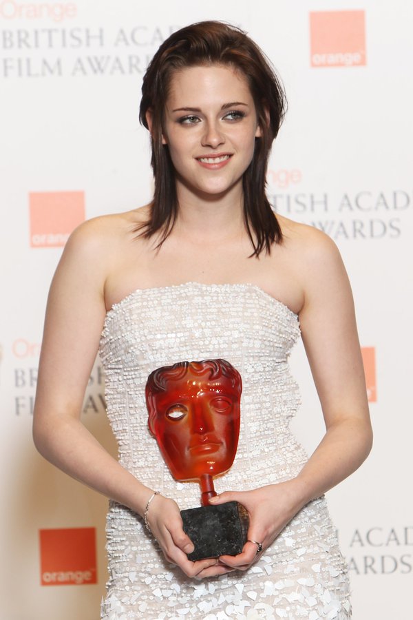 prettymagicx's tweet photo. "The last foreign actor to win the @BAFTA Rising Star award was Kristen Stewart." &amp; the first american actress 👏🏻  https://t.co/khBupMzNOu https://t.co/CrZBsV5jsU