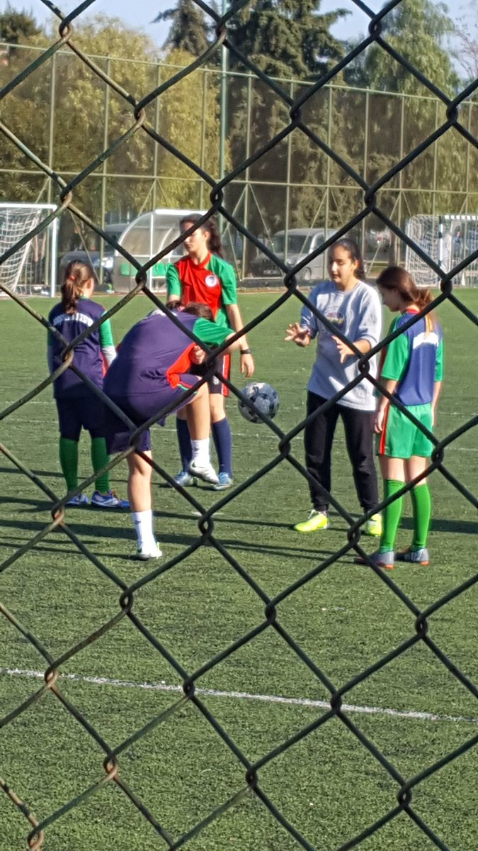 Contrairement à l'image donnée par certains médias, la Turquie est un pays moderne où les filles peuvent jouer au foot. #Turquie #WomenSFoot