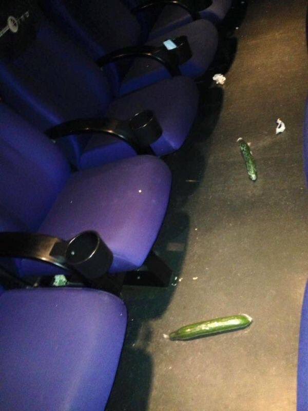 SoMaliicious's tweet photo. 2 concombres retrouvés dans une salle de cinéma lors d'une projection des "50 Nuances Plus Sombres" https://t.co/3InnAfo78K