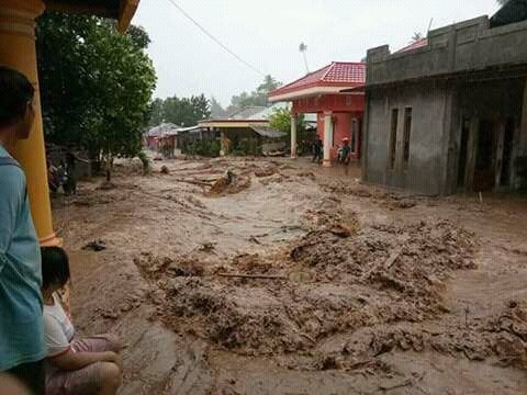 INDONESIAinLOVE's tweet photo. Banjir bandang dan longsor melanda kota Bitung. Info terakhir proses evakuasi msh sulit dan terkendala #PrayForBitung https://t.co/fubjDRq2nc