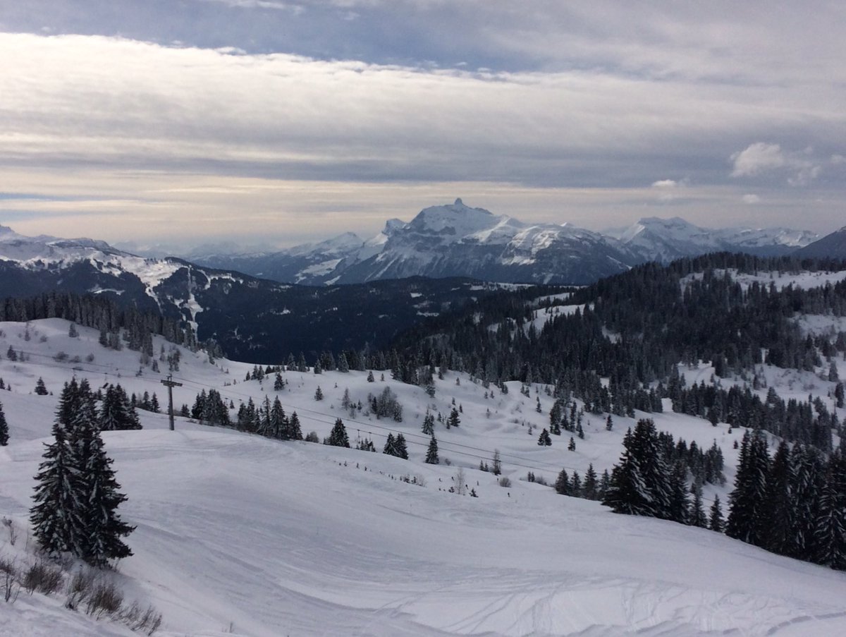 Squad ski on the long wide reds in #lesgets today. Great conditions across the Portes du Soleil! #LeRanfoilly #LaTurche #LaRosta #flexiski